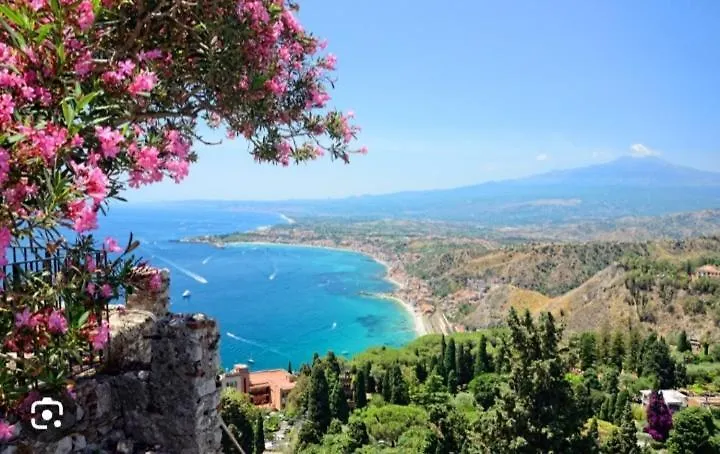 Romantica casa a Taormina 0*,  Italia